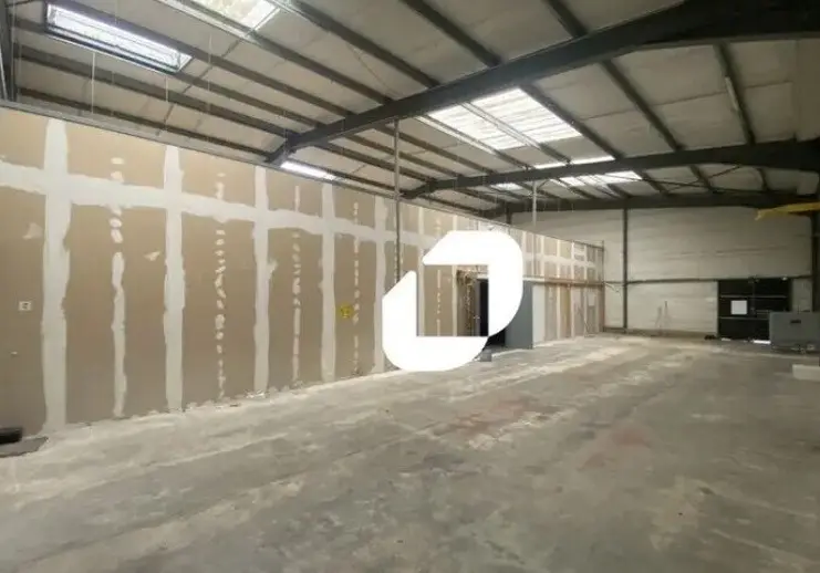 LIGHT INDUSTRIAL UNIT/WAREHOUSE 462 m²