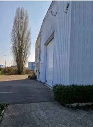 LIGHT INDUSTRIAL UNIT/OFFICES TO LET 588 m²