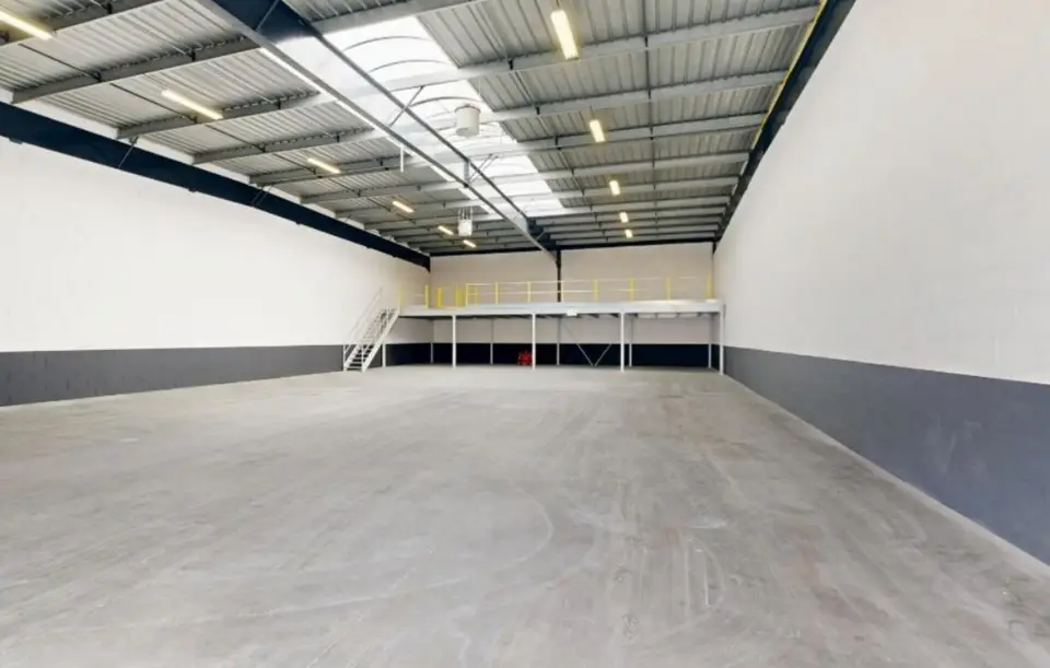 LOCATION ACTIVITE/BUREAUX 777 m²