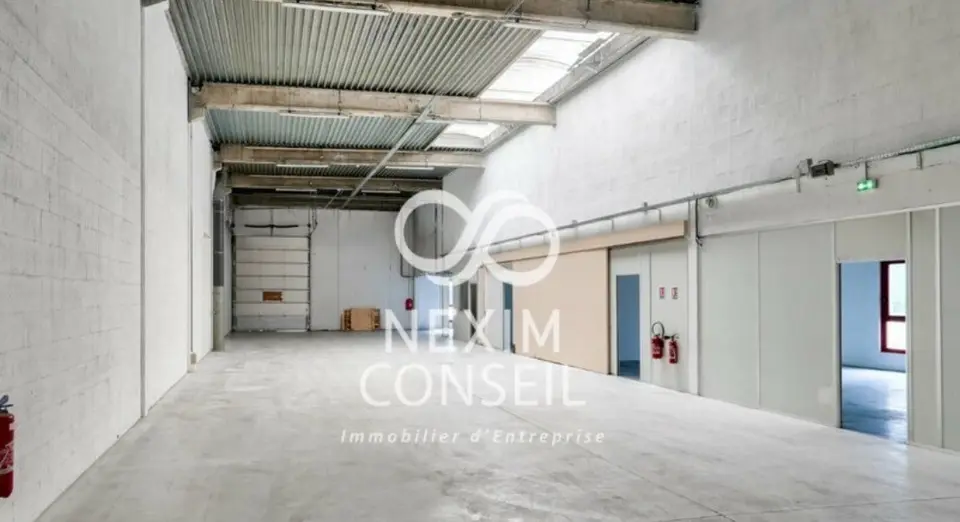 LOCATION ACTIVITES/BUREAUX 578 m²