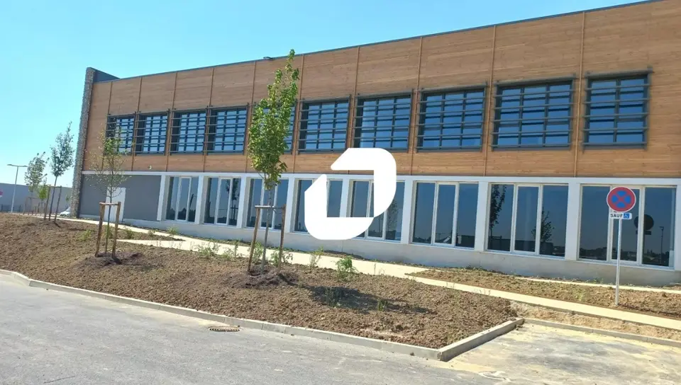 WAREHOUSES/OFFICES TO LET/FOR SALE 12394 m²