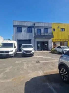 LIGHT INDUSTRIAL UNIT/OFFICES TO LET 225 m²