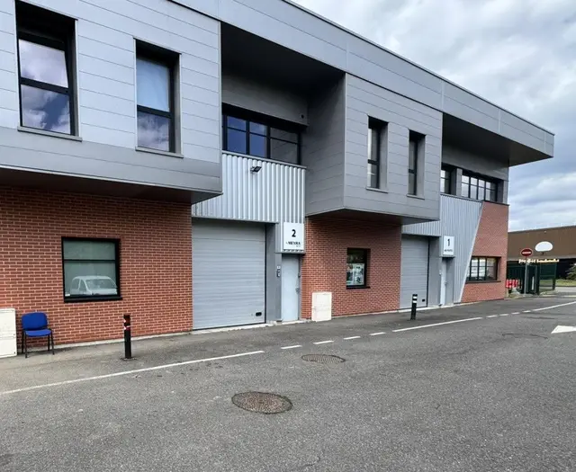 LOCATION ACTIVITES/BUREAUX 230 m²