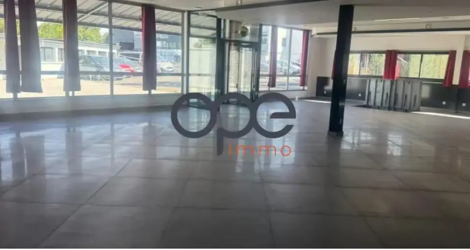 RETAIL TO LET 472 m²