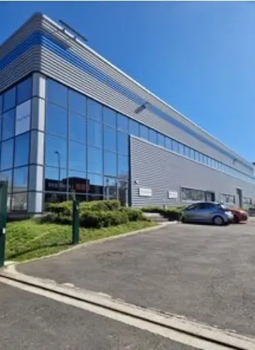 LIGHT INDUSTRIAL UNIT/OFFICES TO LET 902 m²