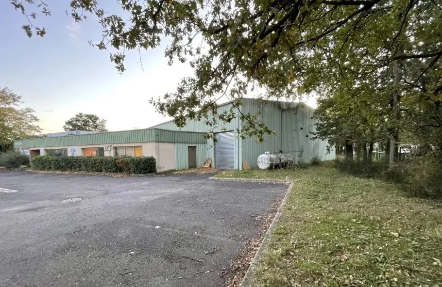 LIGHT INDUSTRIAL UNIT/WAREHOUSES/OFFICES FOR SALE 970 m²