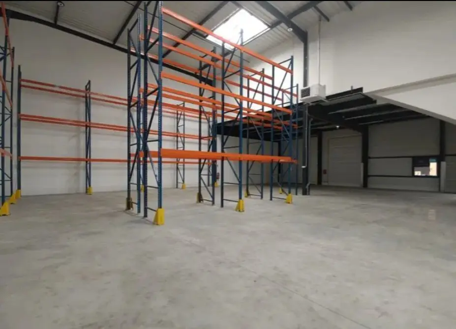 LIGHT INDUSTRIAL UNIT/OFFICES 550 m²