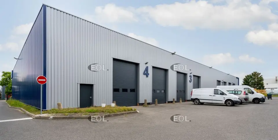 LOCATION ACTIVITES/BUREAUX 530 m² – Photo 1 sur 3
