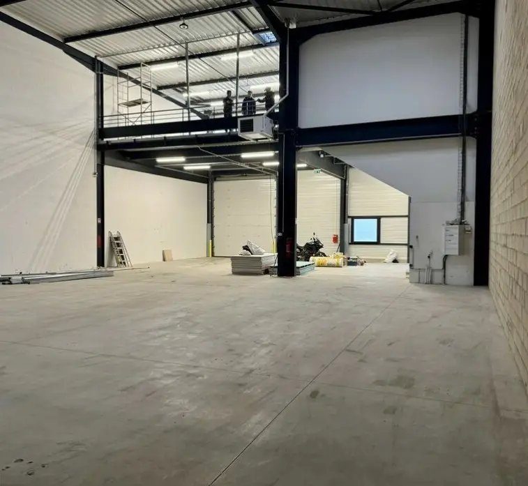LOCATION ENTREPOT/BUREAUX464 m² – Photo 1 sur 2