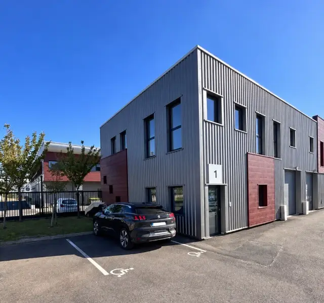 LOCATION ACTIVITES/BUREAUX 220 m²