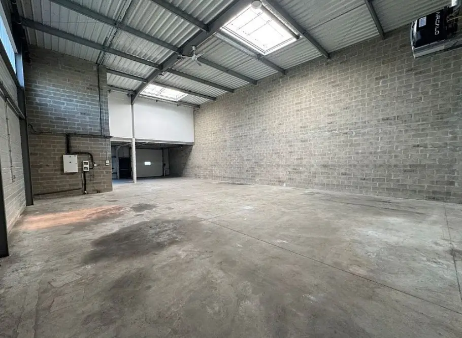 LOCATION ACTIVITES/BUREAUX 1448 m²