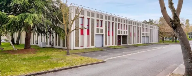 LOCATION ACTIVITES/BUREAUX 3770 m²