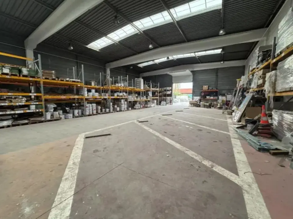 LOCATION ENTREPOT/ACTIVITE/BUREAUX 769 m²