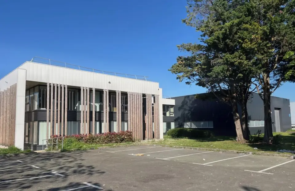 LIGHT INDUSTRIAL UNIT/OFFICES TO LET 2250 m²