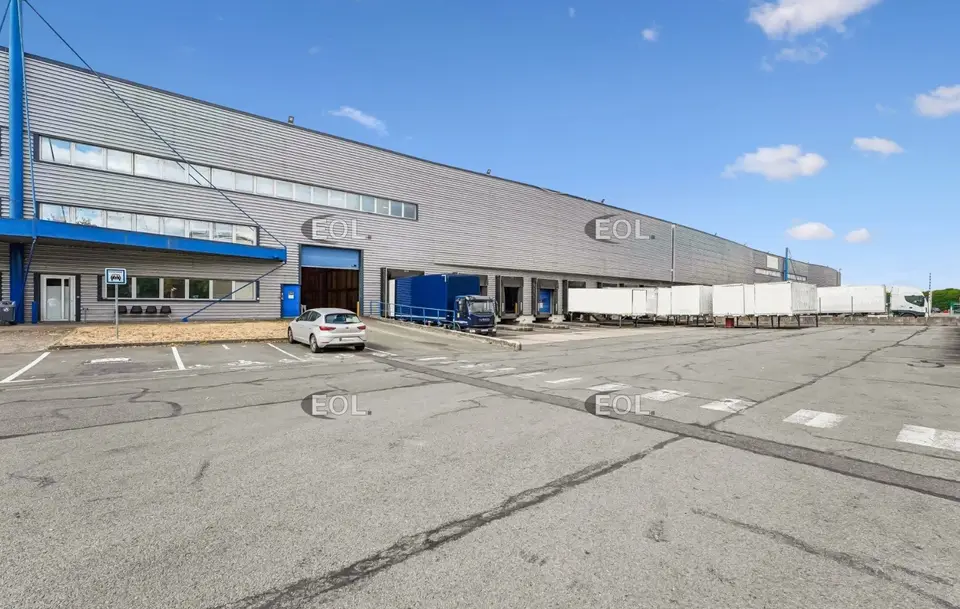 LOCATION ENTREPOTS 6200 m² – Photo 1 sur 4