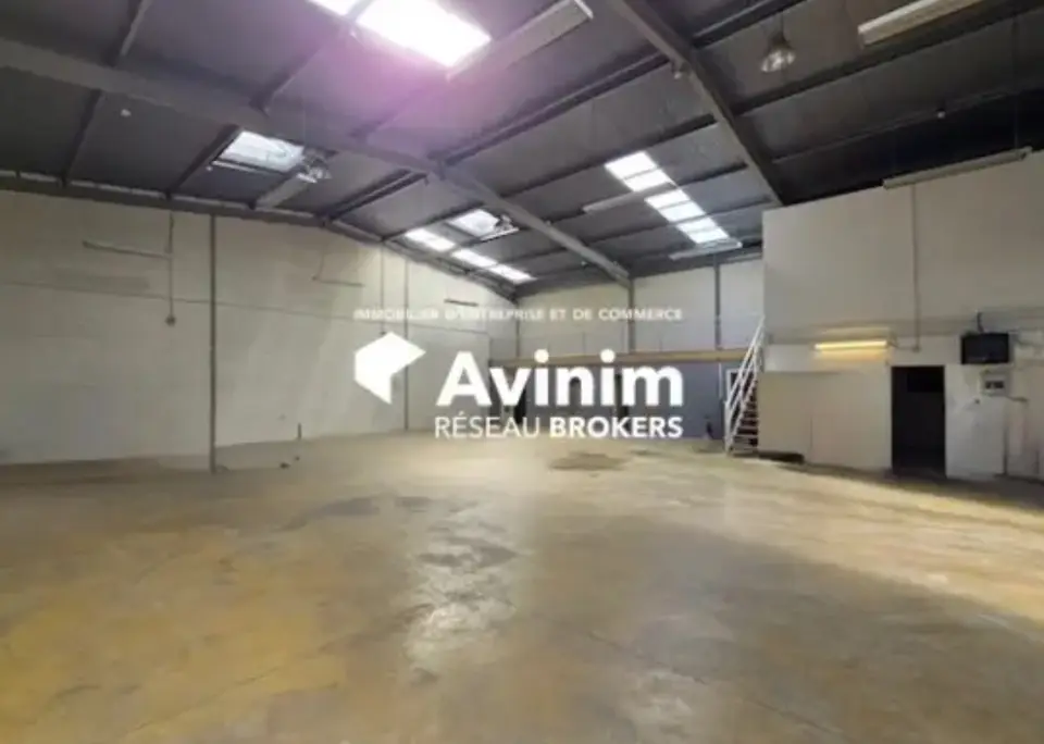 LOCATION ACTIVITES/ENTREPOTS 351 m² – Photo 1 sur 2