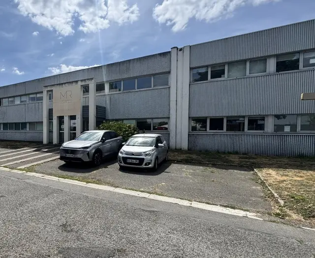 LOCATION ACTIVITES/BUREAUX 2910 m²