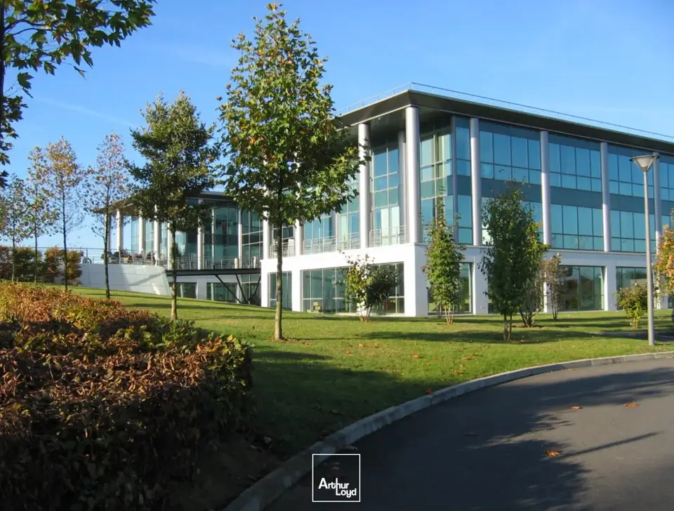 OFFICES TO LET 675 m²