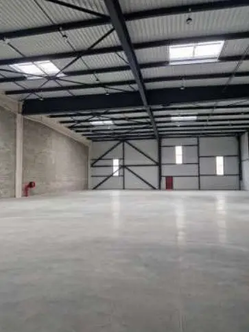 LIGHT INDUSTRIAL UNITS/OFFICES TO LET 592 m²