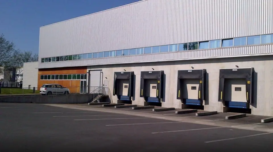 LOGISTICS/OFFICES TO LET 17500 m²