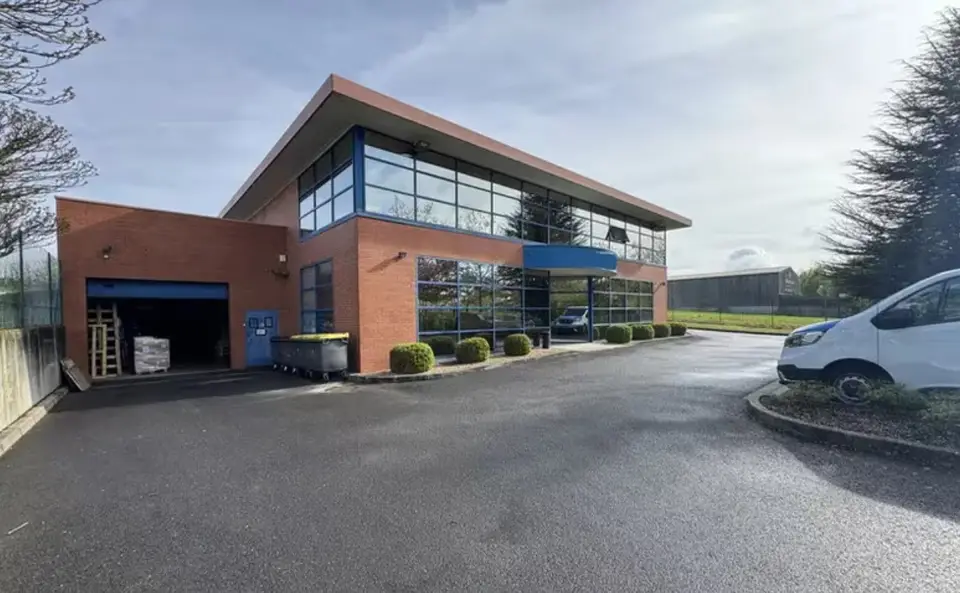 LIGHT INDUSTRIAL UNIT 867 m²