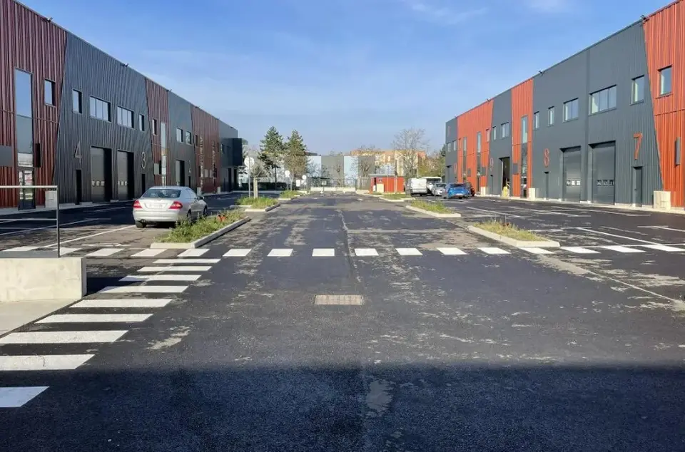 ACTIVITES/BUREAUX 900 m² – Photo 1 sur 3