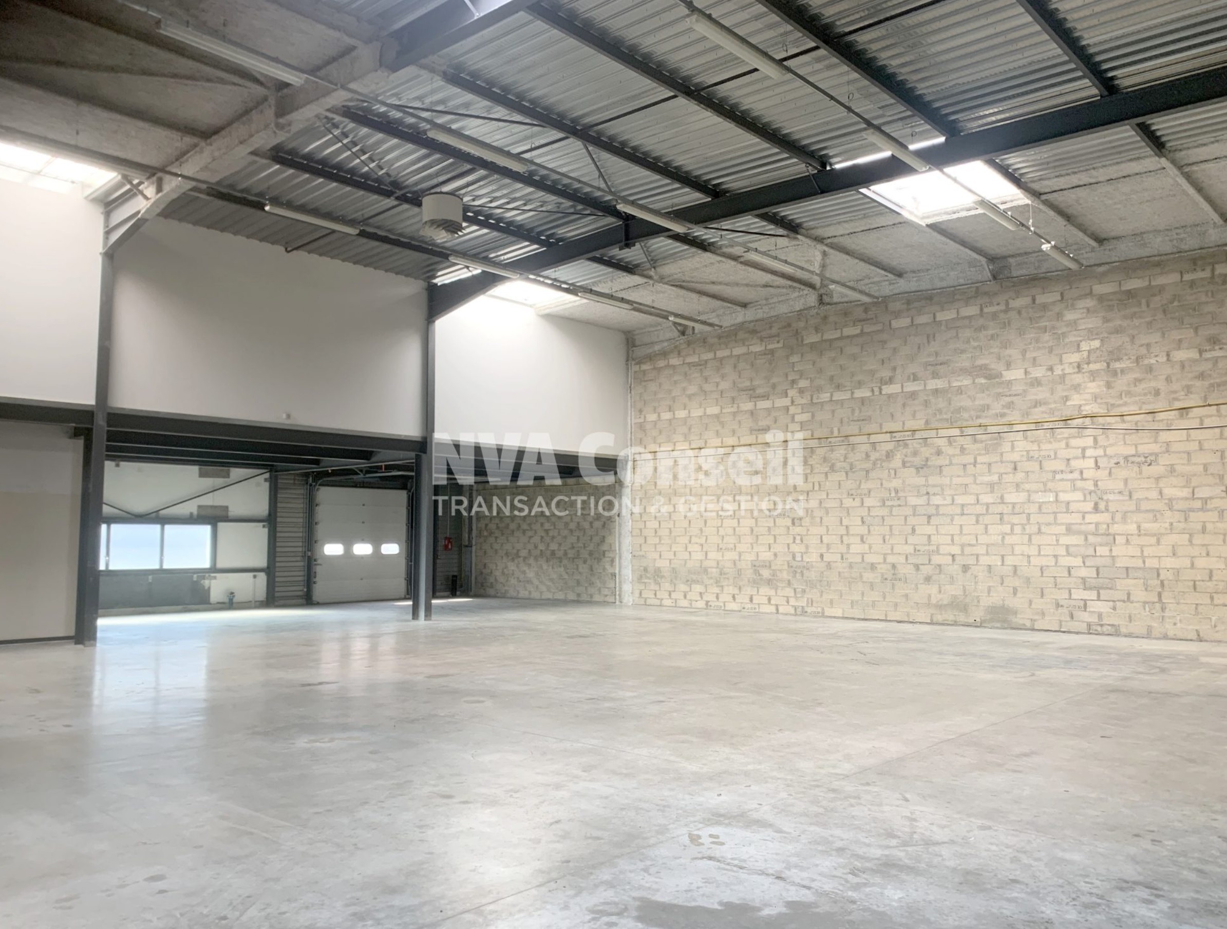 LOCATION ACTIVITES/ENTREPOT 847 m²