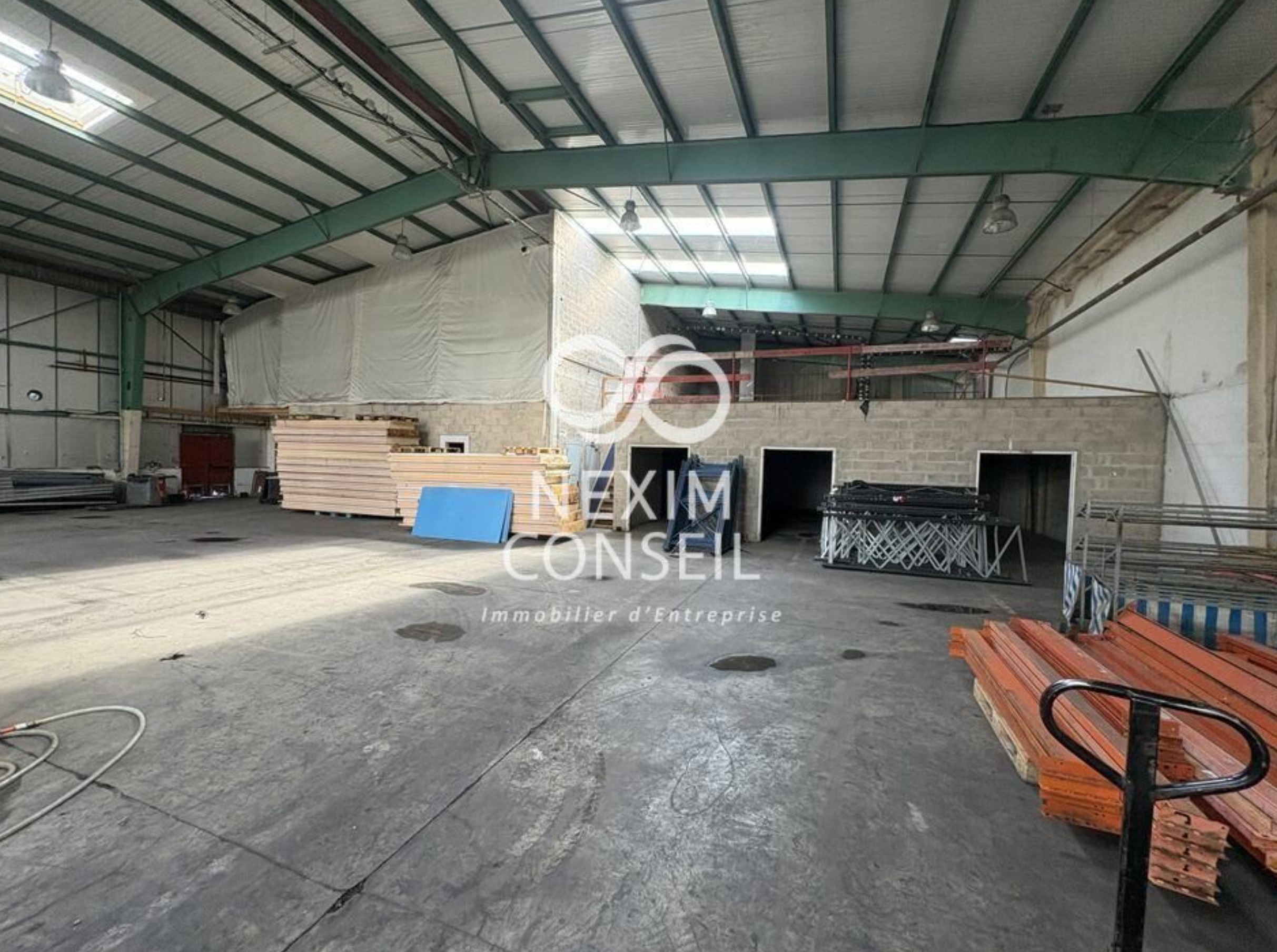 LOCATION ACTIVITES/STOCKAGE 1209 m²