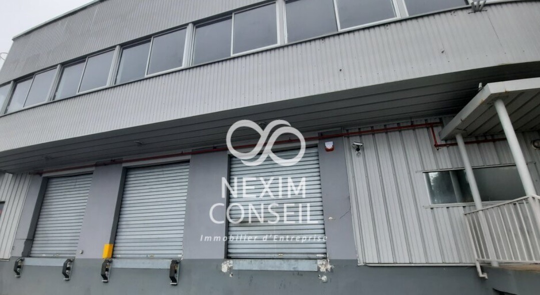 LOCATION ACTIVITES/ENTREPÔTS/BUREAUX 1393 m²