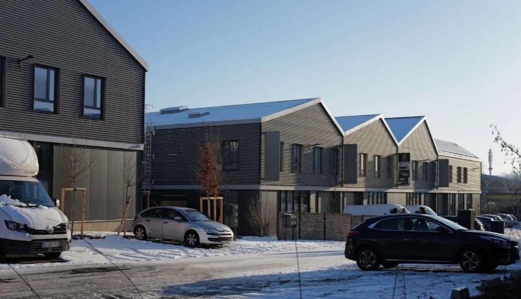 VENTE ACTIVITES/BUREAUX/COMMERCES 34000 m²