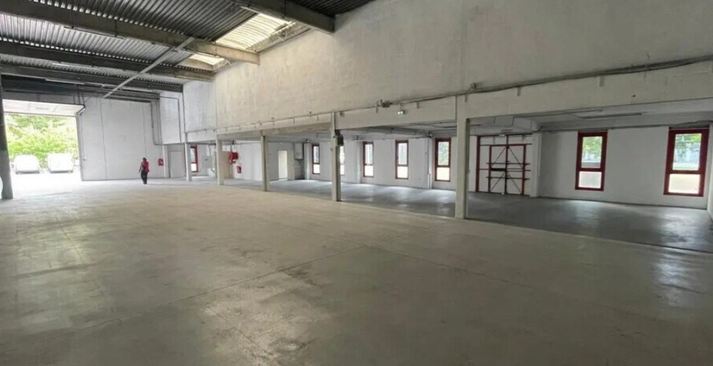 LOCATION ACTIVITES/BUREAUX 1758 m²