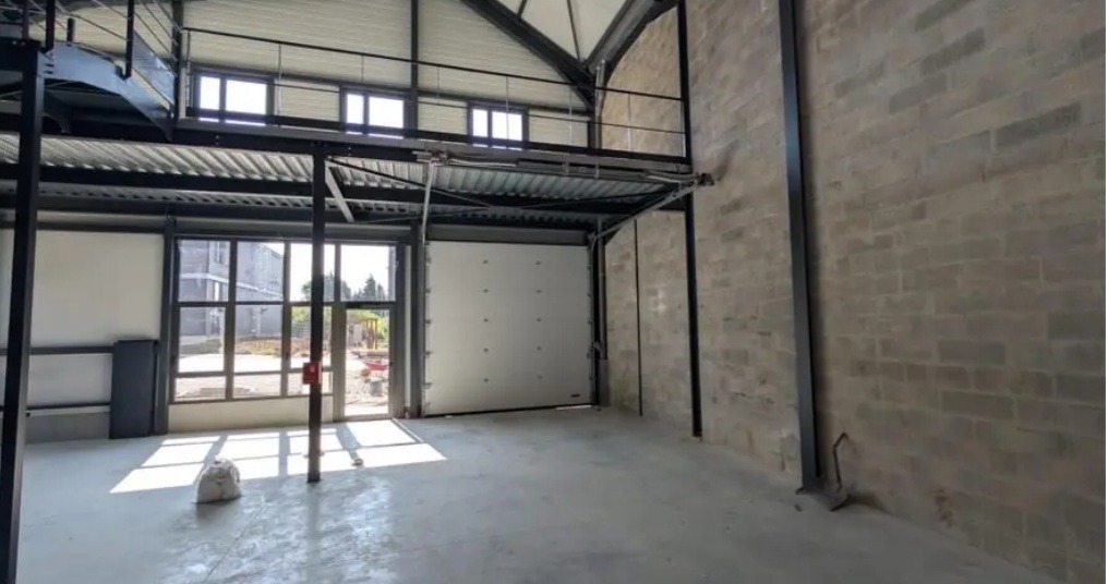 LOCATION/VENTE BUREAU/ACTIVITES/STOCKAGE 348 m²