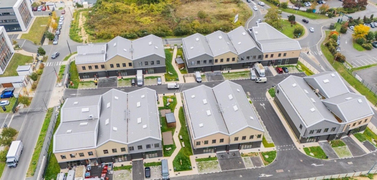 VENTE ACTIVITES/BUREAUX/COMMERCES 34000 m²