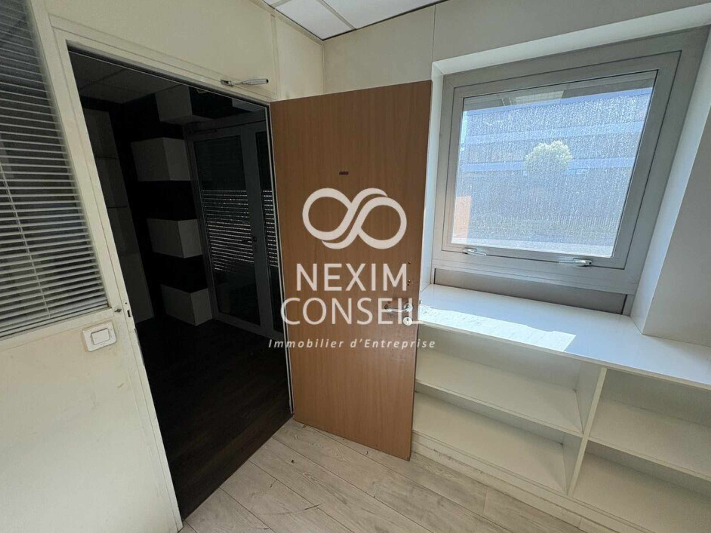 LOCATION ACTIVITES/STOCKAGE 1209 m²