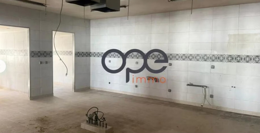 LOCATION COMMERCE 472 m²