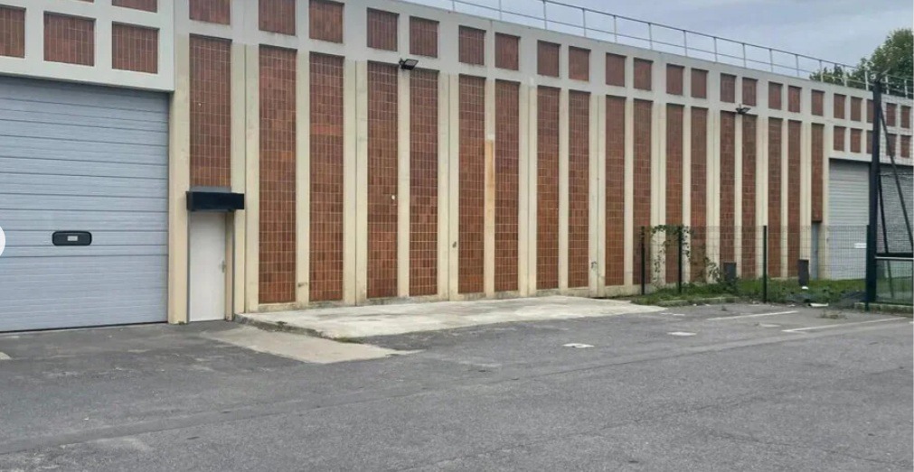 LOCATION ACTIVITES/BUREAUX 1758 m²