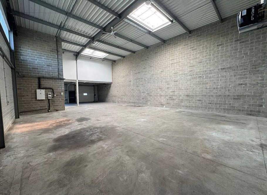 LOCATION ACTIVITES/BUREAUX 1448 m²