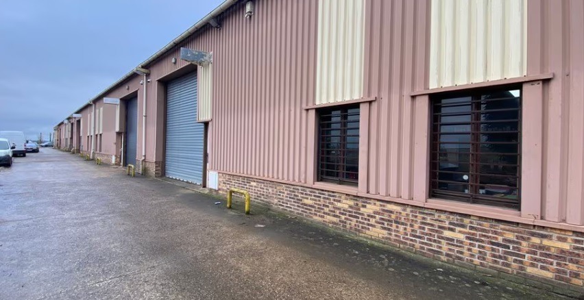LOCATION ACTIVITES/ENTREPOT  350 m²