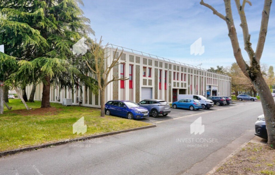 LOCATION ACTIVITES/BUREAUX 1758 m²