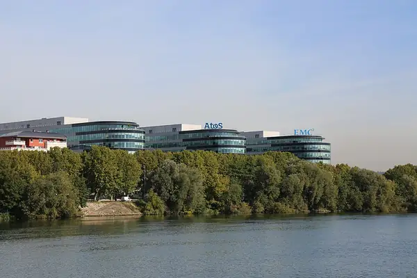 Immeubles de bureaux à façades vitrées, enseigne Atos, au bord de la Seine à Bezons