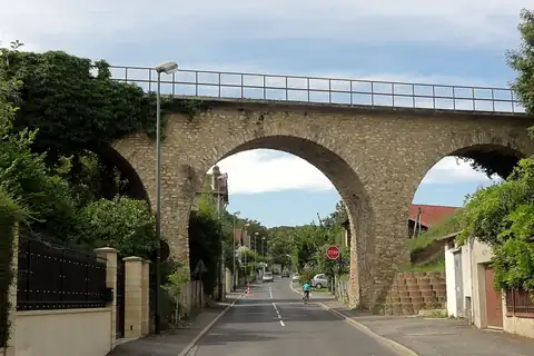 Jouy-le-Moutier, 4 fotoğraftan 3.
