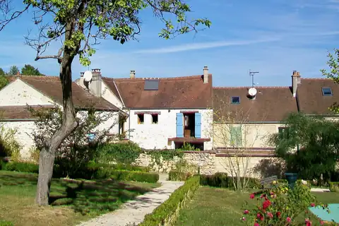 Jouy-le-Moutier, 4 fotoğraftan 4.